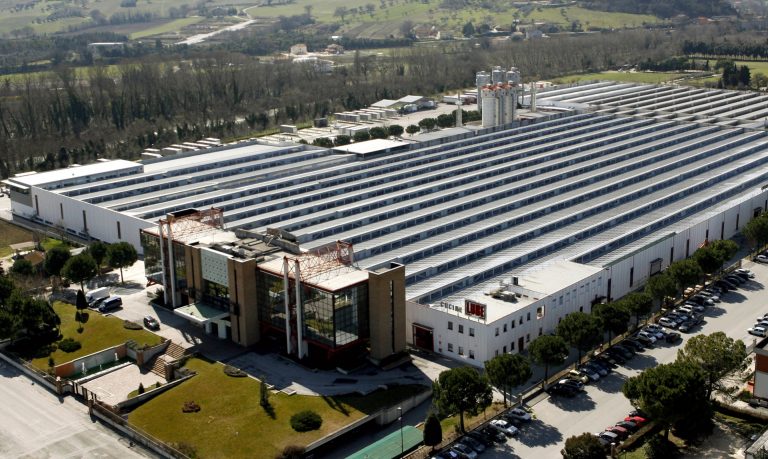 1993_nuovostabilimento https://areakubica.pt/wp-content/uploads/2023/10/1993_nuovostabilimento-768x459.jpg