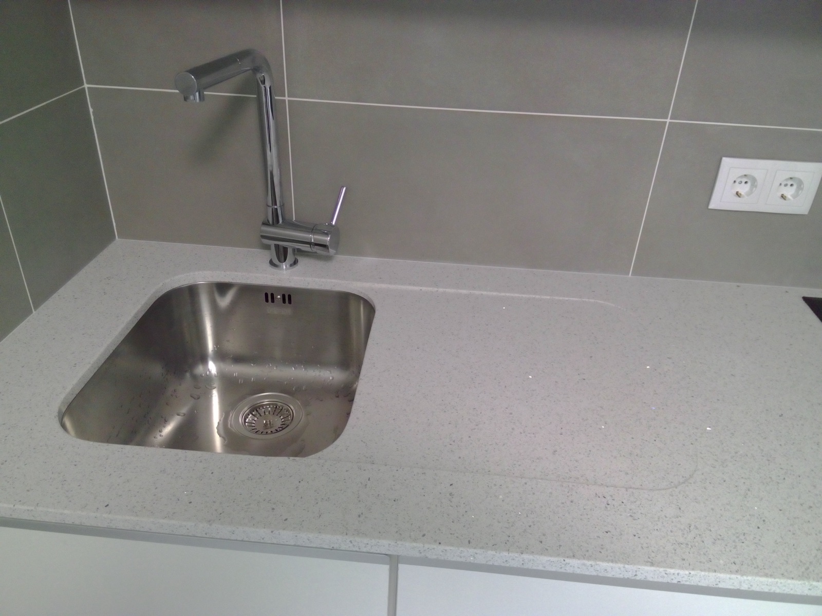 solid-surface-corian-02